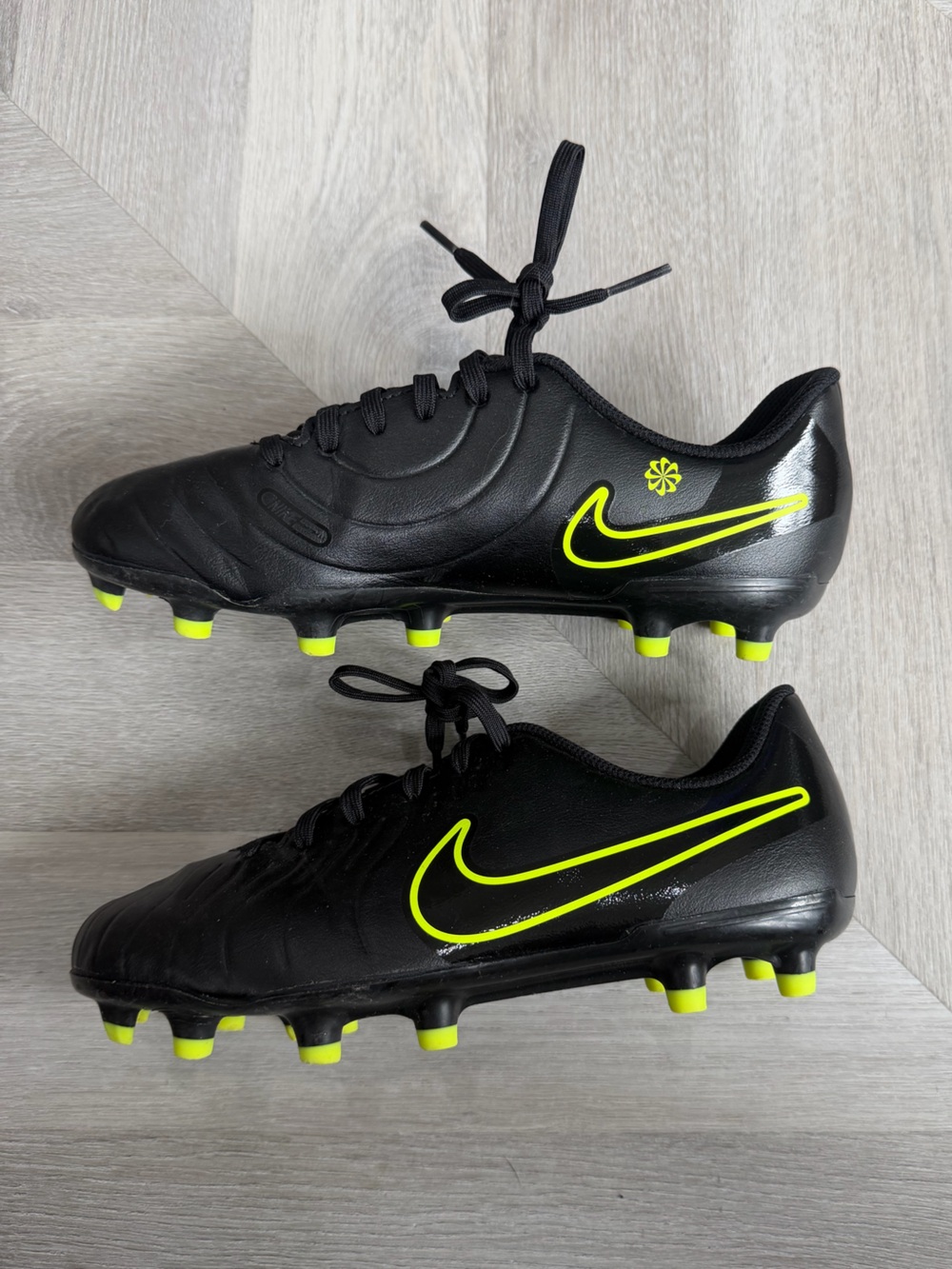 Youth Nike Soccer Cleats Black & Green Size 5.5Y Like New